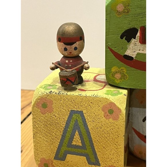 RARE WORKING Enesco Alphabet Blocks Wooden Music Box.Painted Toy Soldier,Drummer - Picture 2 of 10